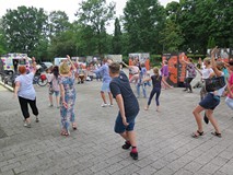 Warsztaty tańca afrykańskiego prowadzone przez Hannę, przy akompaniamencie Zespołu Niespokojnych Rąk