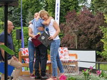 Izabela Rutkowska i Agata Świerczyńska witają na scenie Krzysztofa Wielickiego