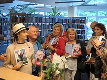 Krzysztof Wielicki w otoczeniu fanek