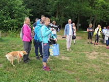 Drugi dzień festiwalu. Izabela Rutkowska wita osoby uczestniczące w wyprawie na Górę Chełmską