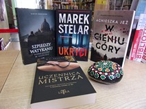 nowe książki, od lewe - Szpiedzy Watykanu Nersinger U., Ukryci - Stelar M., W cieniu góry - Jeż A., 
