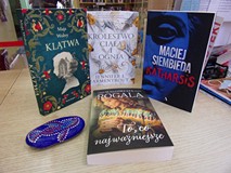 nowe książki, od lewej: Klątwa - Wolny M., Królestwo ciała i ognia - Armentrout, Katharsis - Siembie
