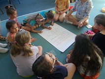 dzieci podpisują kontrakt