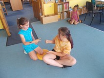 dwie dziewczynki bawią się w papier, kamień czy nożyce