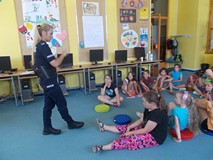 policjantka wyjaśnia dzieciom zasady bezpieczeństwa