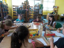 bibliotekarka w stroju marynistycznym czyta dzieciom książkę Milion ostryg na szczycie góry podczas 