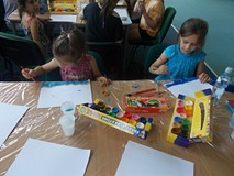 dwie dziewczynki malują prace plastyczne