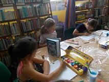 dziewczynki malują prace plastyczne