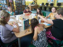 Dzieci malują prace plastyczne