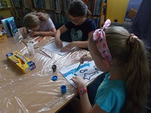 dziewczynki malują prace plastyczne