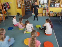 dziewczynka prezentuje swoją pracę plastyczną