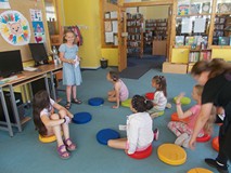 dziewczynka prezentuje swoją pracę plastyczną