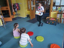 dziewczynka prezentuje swoją pracę plastyczną