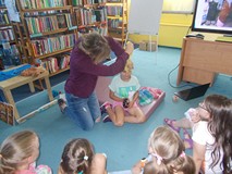 podróżniczka zakłada na głowie dziewczynki turban