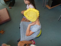 dziewczynka pozuje do zdjęcia w turbanie