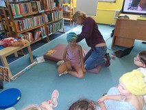 podróżniczka zakłada na głowie dziewczynki turban