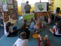 leśniczka opowiada o swojej pracy dzieciom