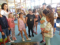 leśniczka opowiada o gatunkach zwierząt