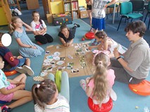 dzieci wypełniają plakat ze zwierzetami