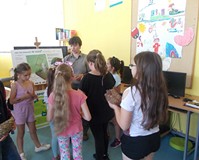 leśniczka pokazuje dzieciom szyszki