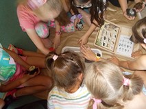 dzieci poznają tropy zwierząt