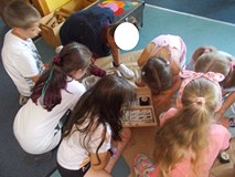 dzieci poznają tropy zwierząt