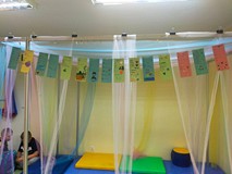 Prace dzieci wiszą nad sceną