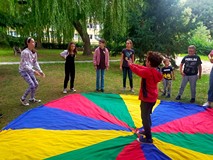 Dzieci podczas wspólnej zabawy z chustą animacyjną