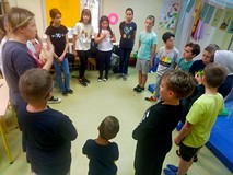 Dzieci podczas zabawy ruchowej w sali