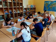 Dzieci piszą swoje imiona za pomocą hieroglifów