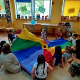 Zabawa integracyjna z chustą 