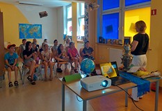 Dzieci słuchają o podróżach pani Izabeli Rutkowskiej