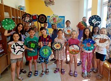 Prezentacja wykonanych przez dzieci winylowych zegarów