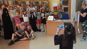 Dzieci w trakcie wspólnej sesji zdjęciowej