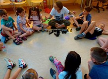 Pani Magda prezentuje zabytkowy aparat fotograficzny i klisze