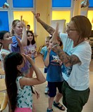 Dzieci żegnają się z Panią Magdą