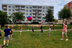 Dzieci grają w zbijaka na placu zabaw