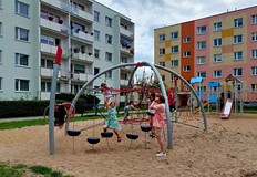 Dzieci bawią się na placu zabaw