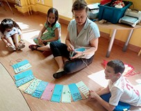 Dzieci na kolorowych kartkach wypisały swoje cechy charakteru