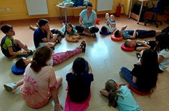 Dzieci słuchają opowieści 