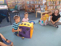 dzieci grają dużą kostką do gry