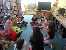 dzieci grają dużą kostką do gry