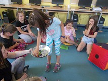 dziewczynka losuje upominek