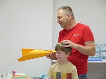 Chłopiec podczas eksperymentu z Pomysłową Fabryką.