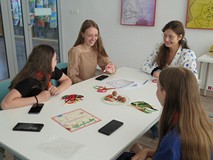 Młodzież z Ukrainy gra w Spaghetti z bibliotekarką Kamilą.
