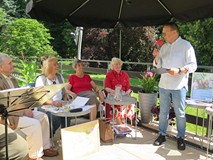 Dyrektor Dariusz Pawlikowski wita gości.