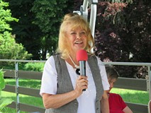 Prowadząca Krystyna Pilecka wita gości.