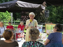 Stanisława Schreuder podczas prezentacji wiersza.