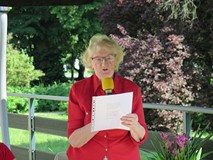 Członkini Karajowego Bractwa Literackiego podczas prezentacji wiersza.