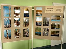 na zdjęciu tablice z fotografiami